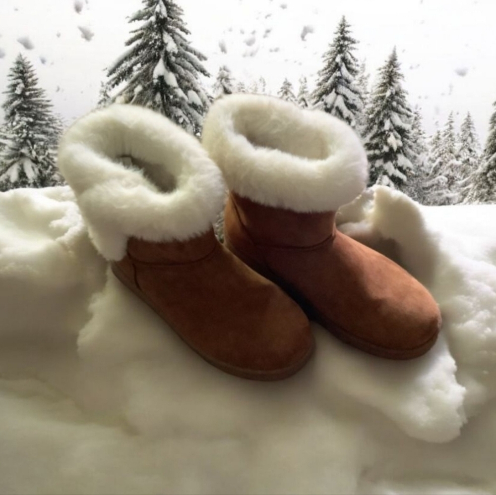 OS boots winter faux suede faux fur size (9) rubber soles light brown wa…